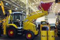 Юбилейный экскаватор-погрузчик JCB приехал в Украину