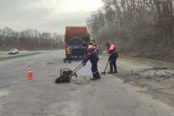 У Хмельницькiй областi лiквiдовано бiльше 4 тис. кв. м критичних руйнувань покриття дорiг