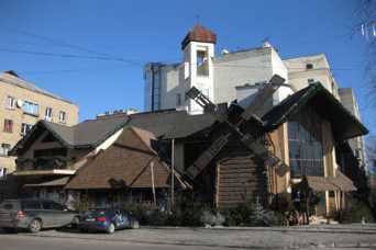 В Киеве продадуть паркинг, ресторан, лицей и ТРЦ