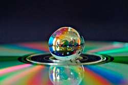 Создано «умное стекло», распознающее изображения и лица.  Видео