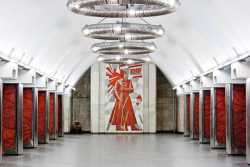 У київському метро досi залишається комунiстична та радянська символiка