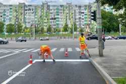 Задля безпеки водiїв та пiшоходiв у Днiпрi вiдновлюють дорожню розмiтку