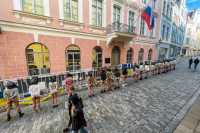 Перед посольством РФ прошла демонстрация против жесоткого обращения с женщинами