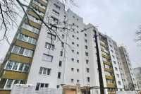 В Iрпенi встановлюють новi вiкна та балкони у пошкодженiй багатоповерхiвцi