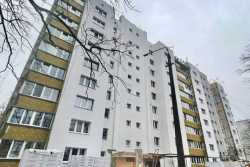 В Iрпенi встановлюють новi вiкна та балкони у пошкодженiй багатоповерхiвцi