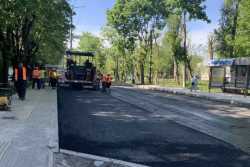 У Тернополi облаштували верхнiй шар асфальтобетонного покриття на дорозi