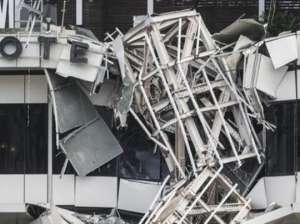 На метрополитен в Дубае обрушился башенный кран. Фото