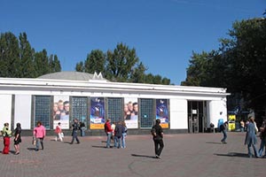 В Печерском районе Киева от станций метро уберут киоски