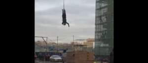 Как не нужно прыгать с башенных кранов. Видео