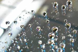 Создано новое антибликовое, водоотталкивающее и самоочищающееся стекло