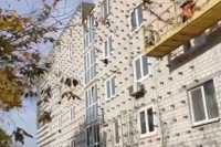 У Макаровi ремонтують зруйновану обстрiлами багатоповерхiвку