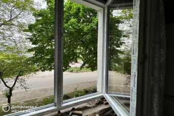 У будинках Днiпра встановили 85% вiкон пiсля ракетної атаки