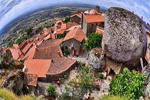 Фото дня - город, полностью зажатый гигантскими валунами