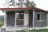 Из пластиковых отходов строят крепкие дома