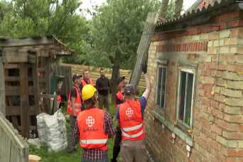 Волонтеры в Бородянском районе помогают восстанавливать пострадавшие от войны дома