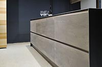 Создан лак по дереву с эффектом бетонной структуры