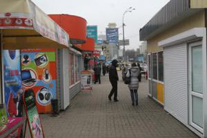 Возле станций метро в Киеве убирают МАФы