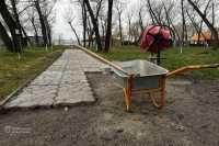 У Днiпрi працiвники парку власними силами роблять пiшохiдну дорiжку