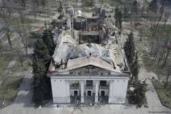 Бомбардировку театра в Мариуполе признали военным преступлением