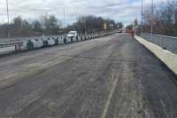 На шляхопроводi поблизу Хмельницького влаштовано верхнiй шар покриття