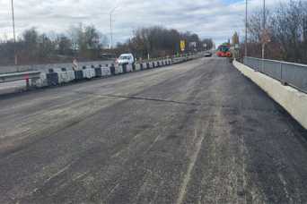 На шляхопроводi поблизу Хмельницького влаштовано верхнiй шар покриття