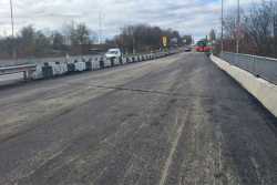 На шляхопроводi поблизу Хмельницького влаштовано верхнiй шар покриття