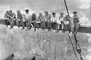 Фото дня – Обед на небоскребе