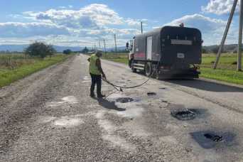 На iвано-франкiвськiй дорозi лiквiдують вибоїни та ремонтують мiст