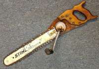 Умелец создал ручную педальную пилу. Фото