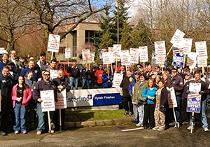 Во Львове дорожники пикетируют казначейство