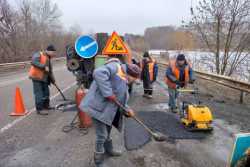 На основних дорожнiх маршрутах Харкiвської областi вiдновилися роботи з лiквiдацiї аварiйної ямковостi