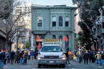 139-летний дом переехал на новое место