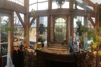 Дом построили из мусора и покупок на eBay