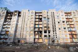 У пошкодженому ракетою будинку у Києвi проведуть термомодернiзацiю