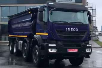 Украинские дорожники получили новые европейские самосвалы. Видео