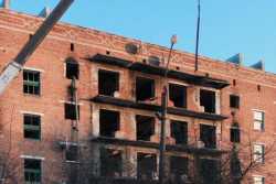 У пошкодженiй багатоповерхiвцi в Тростянцi завершують замiну плит перекриття