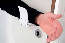 Созданы бесконтактные дверные ручки для профилактики коронавируса. Видео