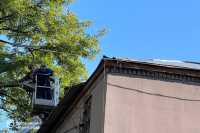 У Днiпрi ремонтують дах у будинку, що постраждав внаслiдок ракетного обстрiлу