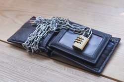 Долги по коммуналке автоматически спишут с банковских счетов украинцев