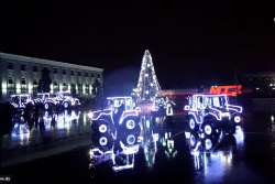 Приколы: трактора танцуют вальс вокруг новогодней елки. Видео