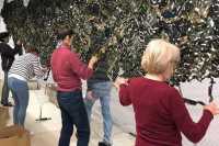 В центре Вильнюса любой желающий может сплести маскировочную сеть для Украины