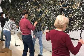 В центре Вильнюса любой желающий может сплести маскировочную сеть для Украины