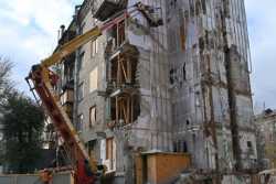 У трьох будинках Запорiжжя - новi етапи робiт з вiдбудову