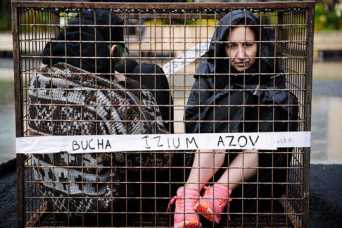 Художница в рамках арт-акции заперлась в клетке