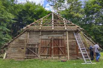 У Музеї народної архiтектури та побуту у Львовi проводять роботи з реставрацiї