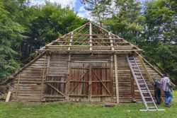 У Музеї народної архiтектури та побуту у Львовi проводять роботи з реставрацiї