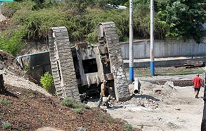 В Севастополе на вокзале перевернулась буровая установка