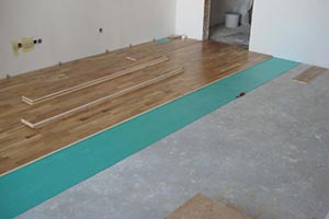 Как уложить ламинат на неровный пол. Видео