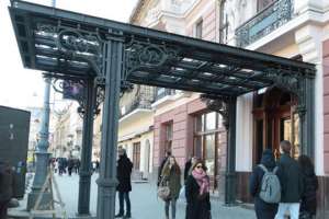 Львов никак не отстанет от гостиницы