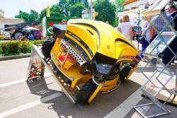 Как работает робот-газонокосилка на Печерских холмах. Видео